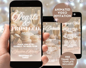 Könnte beinhalten: Eine digitale Einladung zu einer Brautparty mit einem rosa-weißen Farbschema. Die Einladung zeigt ein Foto von Champagnergläsern, Macarons und Perlen. Der Text auf der Einladung lautet "Pearls & Prosecco" und "Bitte schließen Sie sich uns an, um die zukünftige Braut Jessica Adams zu feiern -Registriert bei- Target".