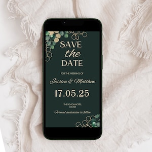 Może przedstawiać: Zielona i złota karta z zaproszeniem na ślub na ekranie smartfona. Karta zawiera wzór liści z złotymi akcentami i tekst "SAVE the DATE" z datą "17.05.25" i imionami "Jessica & Matthew".