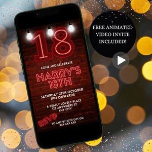 Op de afbeelding: Een smartphone toont een digitale uitnodiging voor Harry's 18e verjaardag. Het ontwerp heeft een rode neon "18" en tekst op een bakstenen achtergrond. De uitnodiging bevat evenementdetails en RSVP-informatie. Een zwarte cirkel met de tekst "GRATIS GEANIMEERDE VIDEO-UITNODIGING INBEGREPEN!" staat rechts.