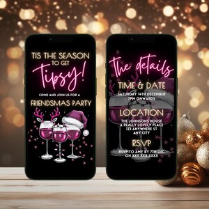 Op de afbeelding: Twee smartphones met een uitnodiging voor een Friendsmas-feest. Het linkerscherm toont "Tis the season to get Tipsy!" met wijnglazen en een kerstmuts. Het rechterscherm toont feestdetails.