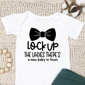 Enfermez les dames, il y a un nouveau bébé en ville Funny Romper Baby Funny Onesie | Body bébé personnalisé | Body bébé drôle | Cadeau de douche de bébé |