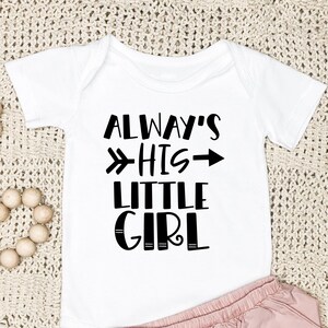 Siempre su niña / divertido romper bebé divertido onesie / personalizado bebé onesie / divertido traje de bebé / regalo de baby shower / papá onesie