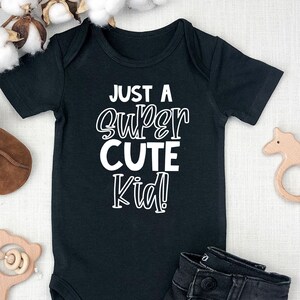 Juste un enfant super mignon | Combi-short amusant pour bébé | Cache-couche personnalisé pour bébé | Body bébé amusant | Cadeau baby shower |