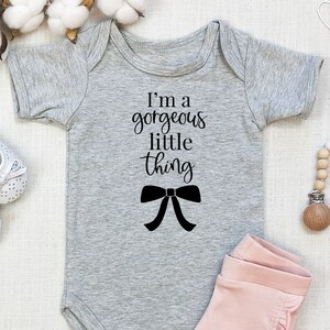 Je suis magnifique | Combi-short amusant pour bébé | Cache-couche personnalisé pour bébé | Body bébé amusant | Cadeau baby shower |