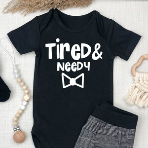 Cansado y necesitado / Funny Romper Baby Funny Onesie / Custom Baby Onesie / Funny Baby Body / Baby Shower Gift /