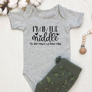 Enfant du milieu, je suis la raison pour laquelle nous avons des règles, drôle de bébé Onesie, drôle de combinaison de bébé, cadeau pour nouveau bébé, nouveau cadeau de bébé, cadeau de douche de bébé