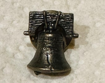 Pin de solapa patriótico con forma de campana de la libertad, estilo retro vintage, latón oscuro clásico.