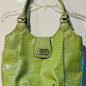 Monedero grande de vinilo verde para mujer con estampado de cocodrilo, bolsillos interiores y exteriores, doble asa