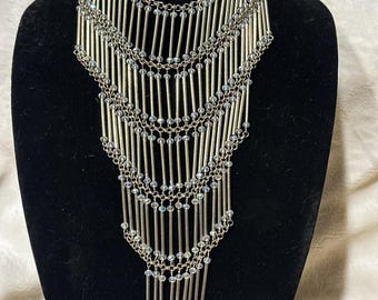 1960年代エジプト復興様式ゴールドチューブビブネックレス、ABクリスタルフリンジ付き、ヴィンテージパーティー