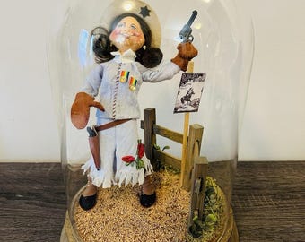Annalee Dolls Folk Hero Series "ANNIE OAKLEY” 1985 in Glass Dome #680 Folk Art