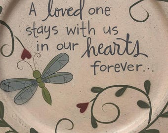 Prato para pessoa amada (Libélula), 28 cm de diâmetro (Médio), feito à mão em madeira, cor bege/azul. Lembrança.