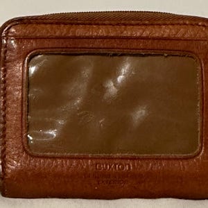 Tarjetero de cuero marrón Buxton con diseño de abanico y una cremallera, pequeño, de estilo preppy.
