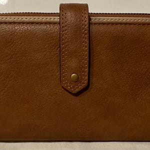 Cartera Safe Keeper marrón con cremalleras a presión, tamaño grande