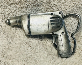 Hebilla de cinturón VTG 1980 Bergamot Brass Works Herramienta de taladro manual tono peltre vaquero