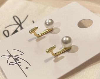 Simple gold design pearl earring