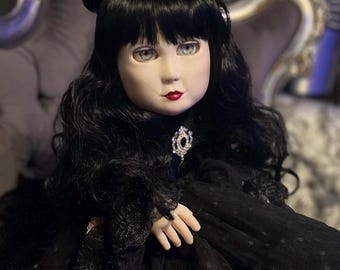 Muñeca Nadja hecha a mano: cuerpo articulado, artesanía profesional, inspirada en la serie "What We Do in the Shadows".