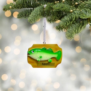 Ornement de poisson personnalisé - Décoration d'arbre de Noël de bar vert 2025 - Cadeau de pêche avec prénom personnalisé pour lui - Souvenir de vacances de pêcheur