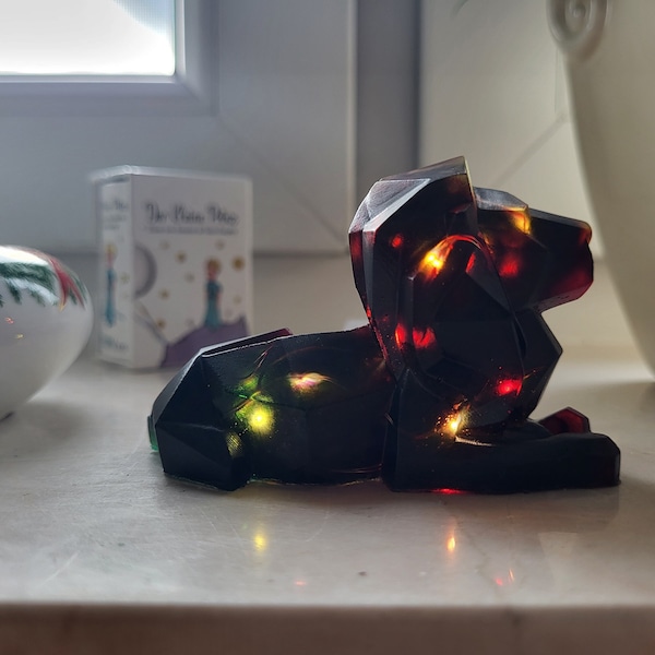 Löwenskulptur | Geometrischer Löwe | Dekoartikel | Leuchtender Löwe | Liegender Löse | Resindeko | Resin | Aufsteller | Weihnachten