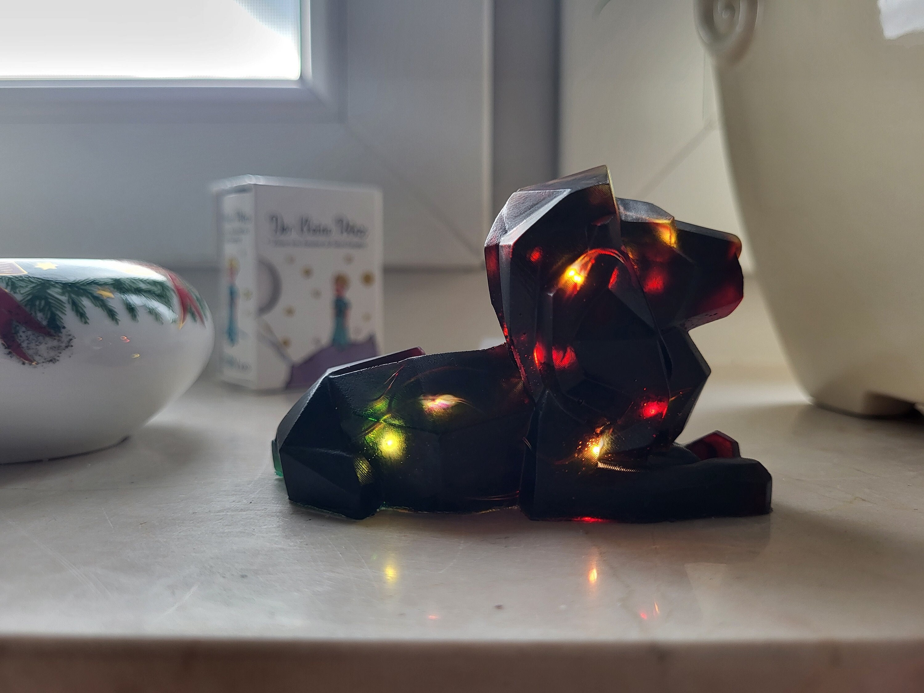 Löwenskulptur | Geometrischer Löwe | Dekoartikel | Leuchtender Löwe | Liegender Löse | Resindeko | Resin | Aufsteller | Weihnachten