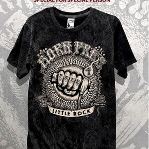 Druk je vrijheid uit met het Little Rock Born Free T-shirt! Ik ben retro-geïnspireerd!!