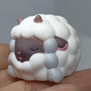 Figura de juguete de goma blanda de 2" de Gacha durmiendo de Pokémon Wooloo. Ideal para fanáticos de Pokémon. Envío rápido. Envío a EE. UU. por UPS.