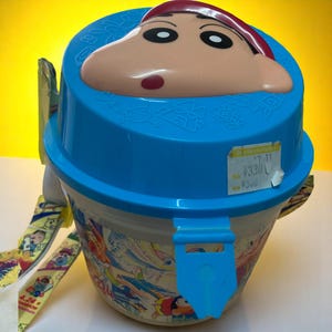 クレヨンしんちゃん映画ポップコーンバケツ人形 - 日本限定 (17x17x17cm)!