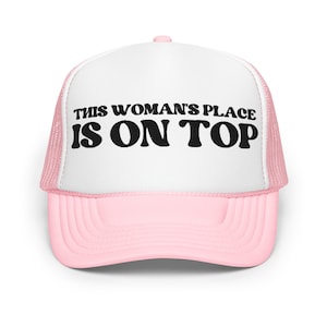 This Woman's Place is On Top Foam truckerhoed, vrouwengrappenhoed, vriendinhoed, vriendin-cadeau, vrouwenhoed