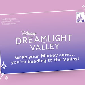 Puede incluir: Una postal de color morado y azul con un borde blanco. La postal presenta el logotipo de Disney Dreamlight Valley y el texto "Grab your Mickey ears... you're heading to the Valley!"