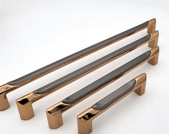 Peut inclure: Quatre poignées de porte de placard avec une finition nickel brossé et un insert gris. Les poignées sont de tailles différentes.