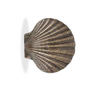 Könnte beinhalten: Rustikales Holzschild mit dem Text "Welcome to our home" in weißer Schrift. Das Schild hat eine Used-Optik und ein schlichtes, einladendes Design, perfekt für eine Veranda oder einen Eingangsbereich.