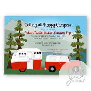 Puede incluir: Una invitación con temática de camping con el texto "Calling all Happy Campers" y detalles para el Wilson Family Reunion Camping Trip. El diseño presenta una caravana roja y blanca y un vehículo a juego, sobre un fondo de árboles, montañas y cielo azul.