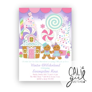 Puede incluir: Una tarjeta de invitación de cumpleaños con una casa de jengibre, dos figuras de jengibre, piruletas y cupcakes sobre un fondo morado con copos de nieve. El texto dice: Oh what fun! Our Little Sweetheart is turning ONE! join us for a Winter ONEderland Celebrating Evangeline Rose Sunday January 14th 2 pm to 4 pm The Miller Home 1245 West Avenue Court RSVP to Kelly 555-5555.