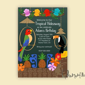 Puede incluir: Una invitación con temática tropical con un fondo verde oscuro. Presenta un loro y un tucán, junto con piñas y flores. El texto dice "Welcome to Our Tropical Hideaway" y anuncia el cumpleaños de Adam.