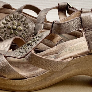 Vintage Easy Spirit WEDGE HEEL SANDAL Size  8.5  Very Lightly worn