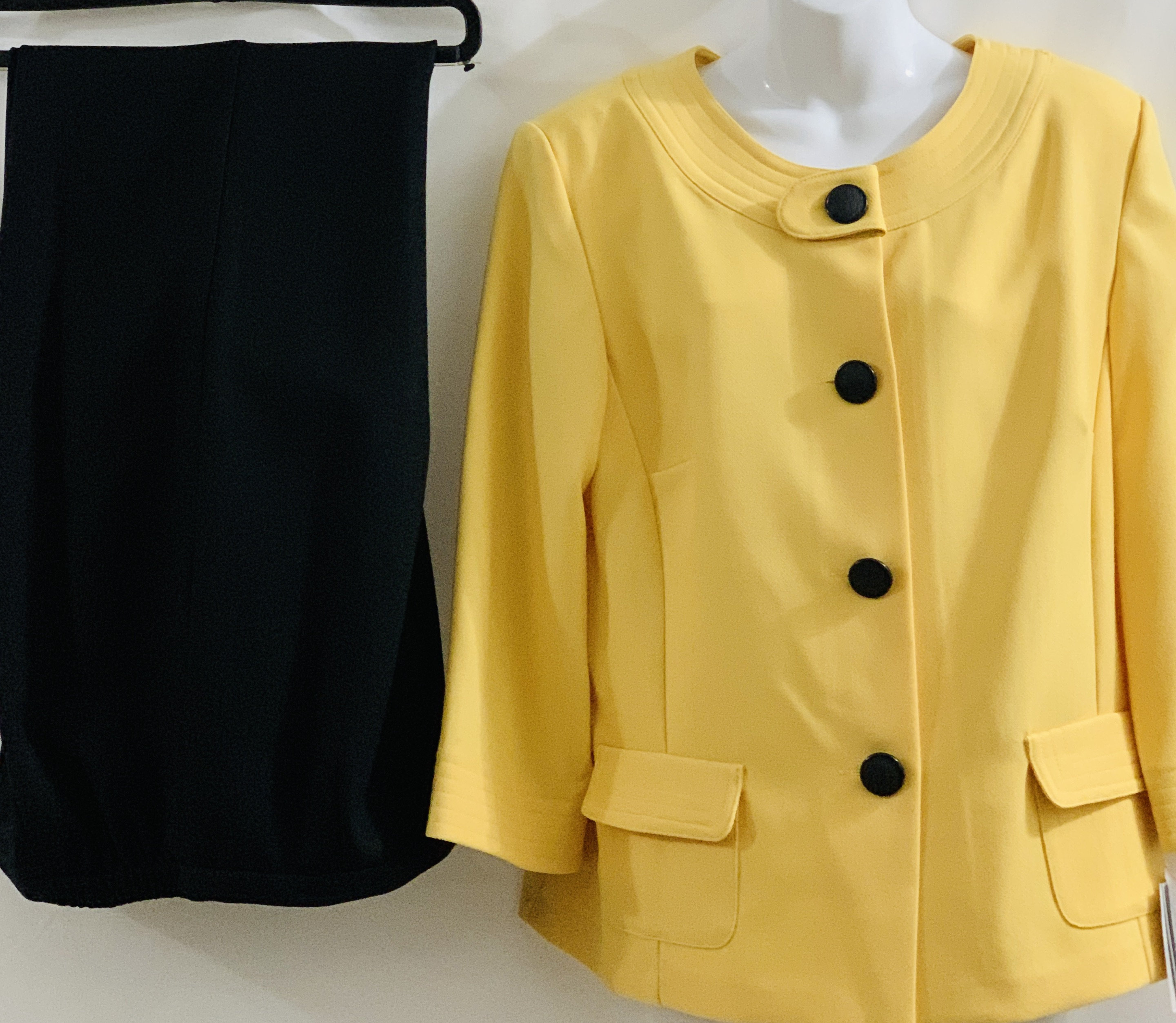 Size 16 Pants Suit, Ladies Pants and Blazer, New With Tags. Party