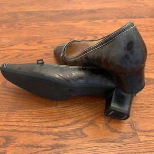 Vintage Leather Pumps Size 7 1/2 ladies leather upper Pumps, made in France, &quot;artiza soft&quot;, in good condition