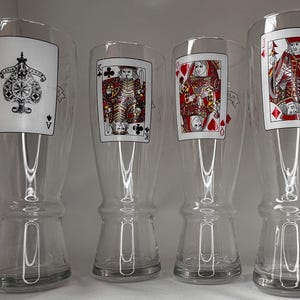 Lot de quatre verres de collection vintage sur le thème des cartes à jouer, sans éclats ni fissures, excellent état