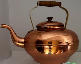 大きな銅製のやかん、湯沸かし器、ティーポット、カントリーハウス風 