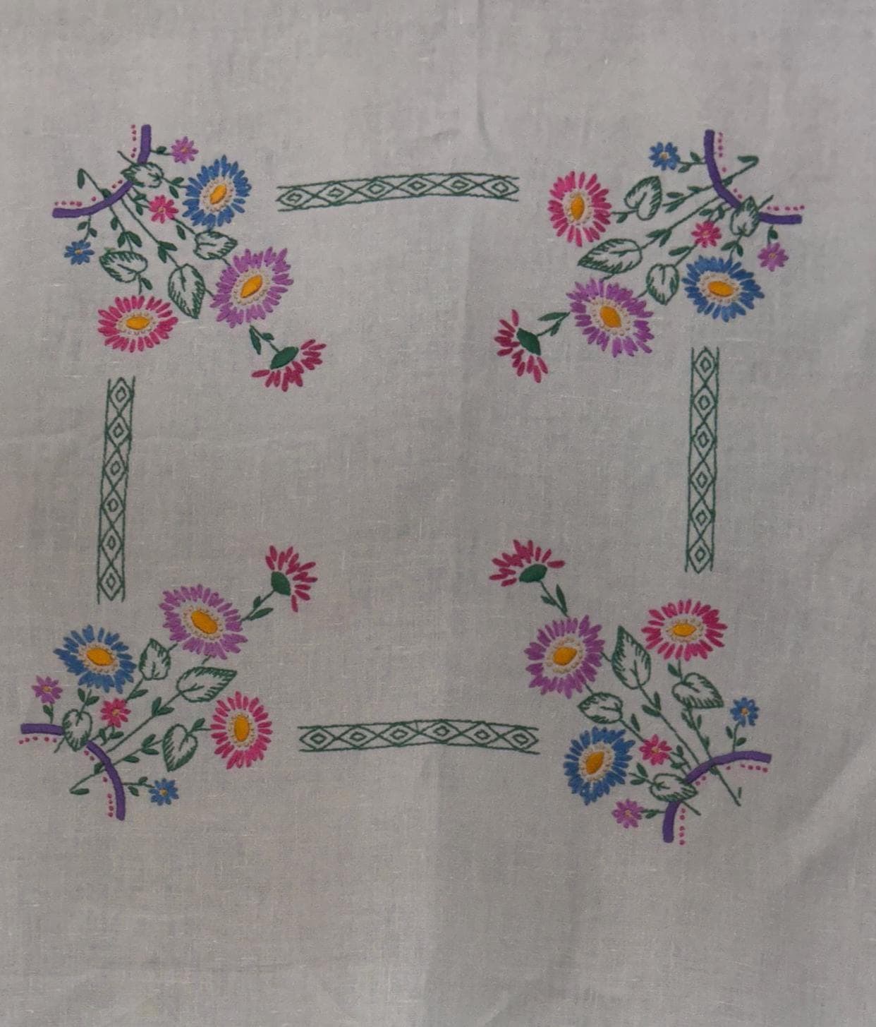 ヴィンテージ刺繍入り花柄テーブルクロス - ピンク、紫、青の花柄