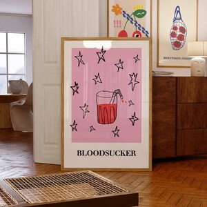 Pode incluir: Um pôster rosa com um copo de líquido vermelho e um canudo, rodeado de estrelas pretas. O texto "BLOODSUCKER" está na parte inferior do pôster.