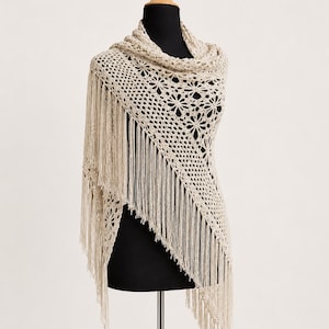 Sciarpa all'uncinetto color beige latte: scialle in pizzo esclusivo, sciarpa boho con frange, morbida microfibra