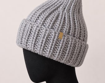 Berretto invernale unisex in lana grigia lavorato a mano, modello unisex.