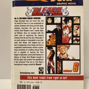 Puede incluir: Volumen 6 del manga Bleach, con la Obertura de la Trilog&iacute;a de la Muerte. La portada muestra ilustraciones de personajes y el t&iacute;tulo en negrita. La contraportada incluye un resumen de la historia y el logotipo de Shonen Jump.