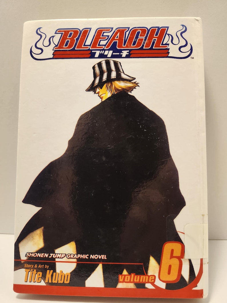 Puede incluir: Una novela gr&aacute;fica blanca titulada "Bleach" con un logotipo estilizado y texto japon&eacute;s. La portada presenta un personaje con abrigo y sombrero negros. El n&uacute;mero de volumen 6 est&aacute; en un recuadro rojo y naranja. El autor es Tite Kubo.