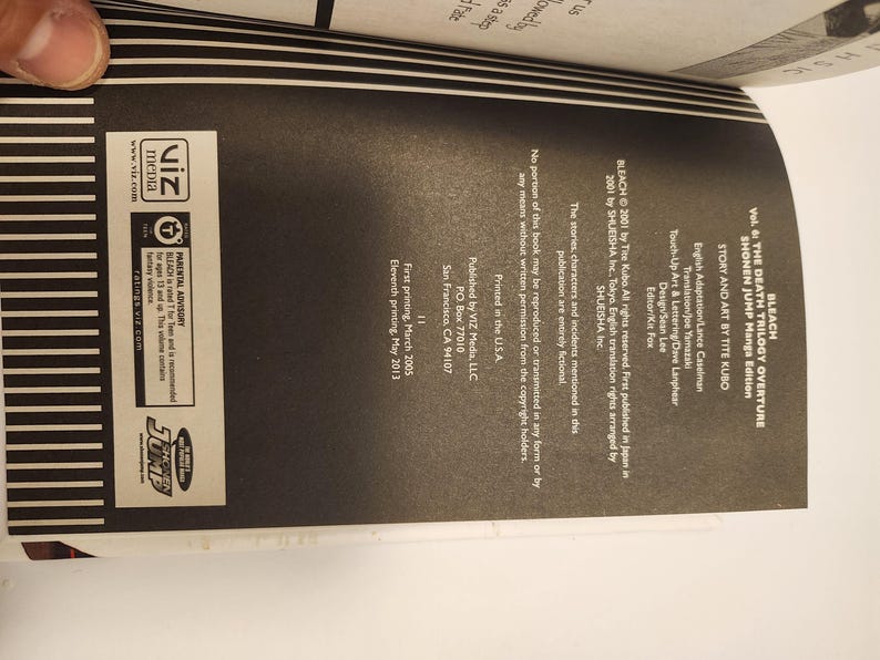 Puede incluir: P&aacute;gina abierta de un libro de la serie manga Bleach, con el t&iacute;tulo "Bleach Vol. 6: The Death Trilogy Overture" y los cr&eacute;ditos Tite Kubo. Incluye informaci&oacute;n sobre la editorial y la impresi&oacute;n. Impreso en EE. UU.