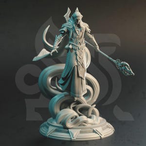 Può includere: Statuetta dettagliata e di colore chiaro di un personaggio fantasy. La figura è in piedi su una base circolare, tiene in mano un bastone ed è circondata da elementi stilizzati a spirale. Il personaggio indossa un'armatura e abiti ornati.
