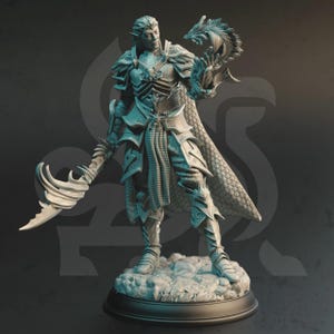 Può includere: Una dettagliata statuina grigia di un personaggio fantasy, forse un elfo, in armatura ornata. La figura tiene in mano un'arma stilizzata e un piccolo drago. Il personaggio è in piedi su una base rocciosa sopra una piattaforma circolare.