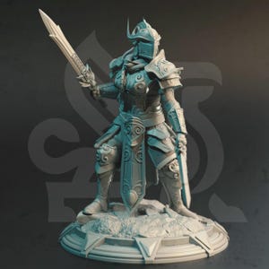 Può includere: Statuetta dettagliata di un guerriero in armatura ornata, che tiene una spada grande in una mano e una spada più piccola nell'altra. L'armatura presenta un'intricata lavorazione a volute e un elmo con corna. La figura è su una base circolare con un design geometrico.