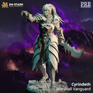 Può includere: Miniatura grigia stampata in 3D di Cyrindeth, Marshall Vanguard, in posa dinamica. La figura indossa un'armatura ornata e tiene una lama ricurva. La base è strutturata e l'immagine include i loghi DM STASH e PRE SUPPORTED.