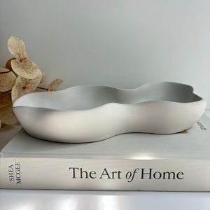 Handmade Concrete Wavy Bowl: Modern Centerpiece Tray